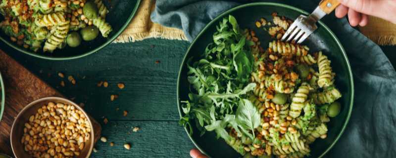 Versión de ensalada de pasta con pesto de espinacas Versión de ensalada de pasta con pesto de espinacas